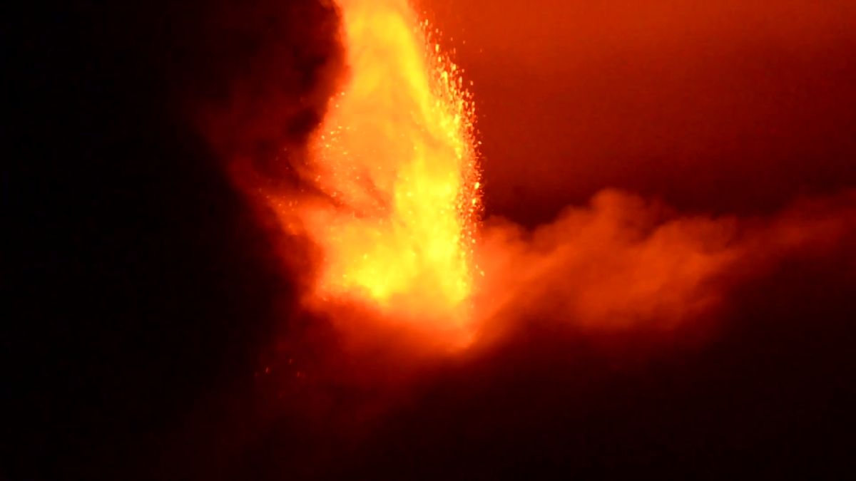 Video úchvatné podívané, Etna rozzářila noční oblohu